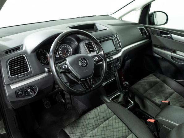 Volkswagen Sharan II Рестайлинг с пробегом 2019 года, цена 2 850 000 рублей, 137729 км, минивэн, Автокод Объявления