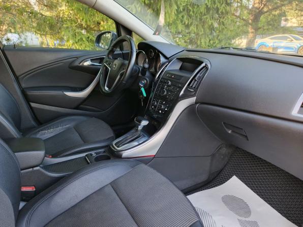 Opel Astra J Рестайлинг с пробегом 2012 года, цена 700 000 рублей, 207000 км, седан, Автокод Объявления