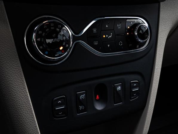 Renault Logan II с пробегом 2015 года, цена 649 000 рублей, 112222 км, седан, Автокод Объявления