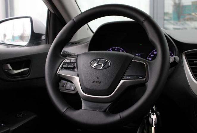 Hyundai Solaris II с пробегом 2018 года, цена 1 035 000 рублей, 138455 км, седан, Автокод Объявления