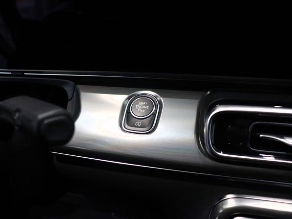 Mercedes-Benz V-Класс III (W447) Рестайлинг 2 с пробегом 2025 года, цена 12 990 000 рублей, 11385 км, минивэн, Автокод Объявления