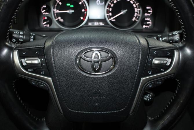 Toyota Land Cruiser 200 Series Рестайлинг 2 с пробегом 2018 года, цена 8 000 000 рублей, 63175 км, внедорожник, Автокод Объявления