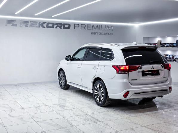 Mitsubishi Outlander III Рестайлинг 3 с пробегом 2022 года, цена 2 439 000 рублей, 63267 км, внедорожник, Автокод Объявления