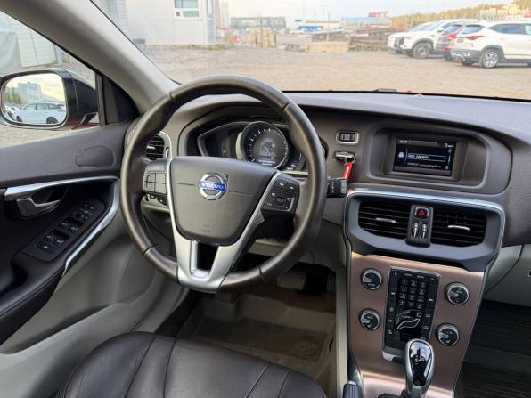 Volvo V40 Cross Country I с пробегом 2015 года, цена 1 300 000 рублей, 177000 км, хэтчбек, Автокод Объявления