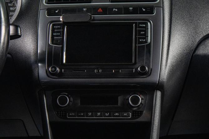Volkswagen Polo V Рестайлинг с пробегом 2019 года, цена 1 399 000 рублей, 131000 км, седан, Автокод Объявления
