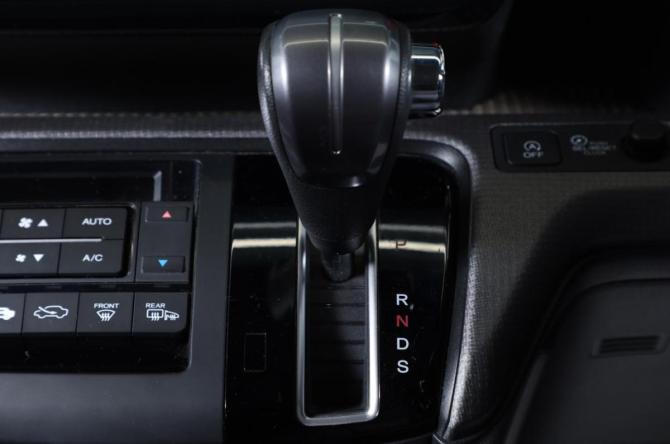 Honda Stepwgn V с пробегом 2015 года, цена 1 869 000 рублей, 112000 км, минивэн, Автокод Объявления