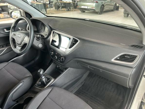 Hyundai Solaris II с пробегом 2018 года, цена 1 295 000 рублей, 80432 км, седан, Автокод Объявления