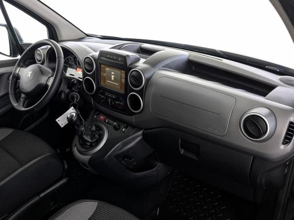 Peugeot Partner II Рестайлинг 2 с пробегом 2017 года, цена 1 410 000 рублей, 130755 км, компактвэн, Автокод Объявления