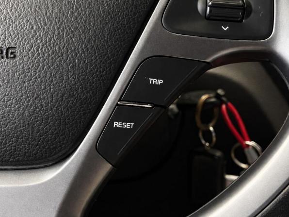 Kia Rio III Рестайлинг с пробегом 2016 года, цена 997 000 рублей, 201693 км, седан, Автокод Объявления