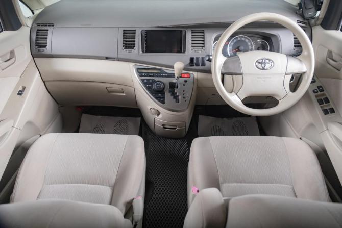 Toyota ISis I Рестайлинг с пробегом 2010 года, цена 1 479 000 рублей, 120000 км, компактвэн, Автокод Объявления