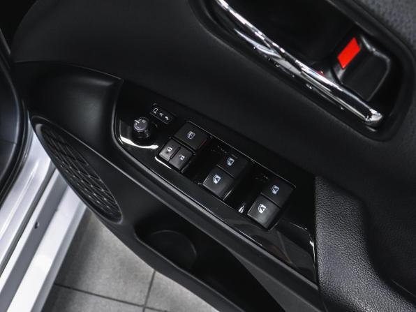 Toyota Prius IV (XW50) с пробегом 2017 года, цена 2 080 000 рублей, 179324 км, лифтбек, Автокод Объявления