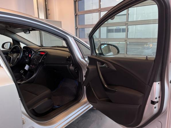 Opel Astra J Рестайлинг с пробегом 2013 года, цена 589 000 рублей, 217085 км, хэтчбек, Автокод Объявления