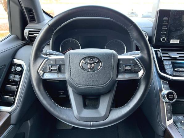 Toyota Land Cruiser 300 Series с пробегом 2022 года, цена 11 360 000 рублей, 5712 км, внедорожник, Автокод Объявления