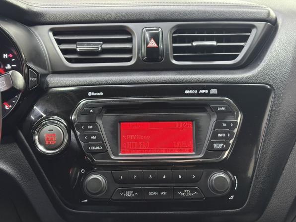 Kia Rio III Рестайлинг с пробегом 2015 года, цена 1 365 000 рублей, 33893 км, хэтчбек, Автокод Объявления