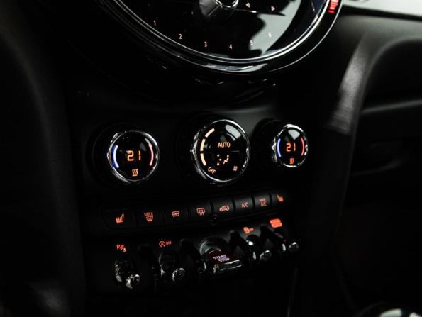 Mini Hatch III (F55/F56) Рестайлинг 2 с пробегом 2021 года, цена 2 899 700 рублей, 40133 км, хэтчбек, Автокод Объявления