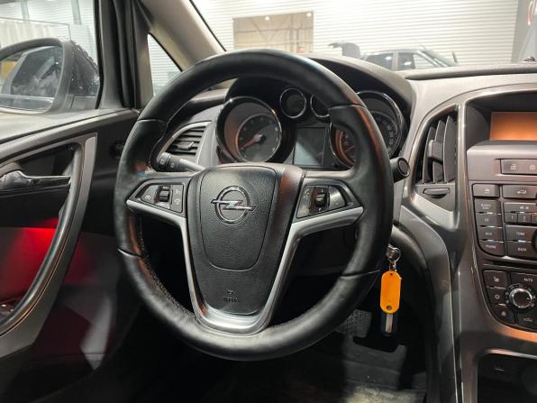 Opel Astra J Рестайлинг с пробегом 2013 года, цена 699 000 рублей, 122900 км, седан, Автокод Объявления