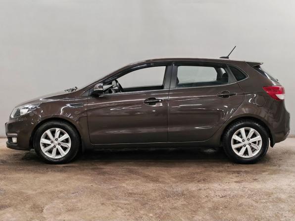 Kia Rio III Рестайлинг с пробегом 2017 года, цена 1 200 000 рублей, 74950 км, хэтчбек, Автокод Объявления