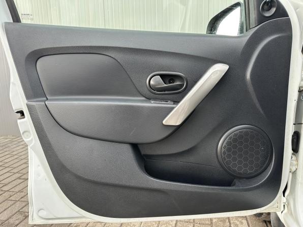 Renault Logan II с пробегом 2017 года, цена 802 000 рублей, 105496 км, седан, Автокод Объявления