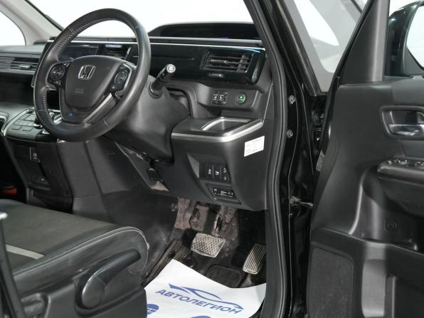 Honda Stepwgn V Рестайлинг с пробегом 2018 года, цена 2 670 000 рублей, 113000 км, минивэн, Автокод Объявления