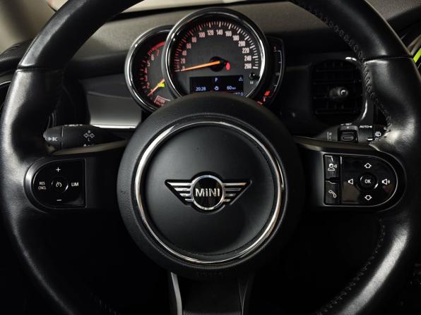 Mini Hatch III (F55/F56) Рестайлинг 2 с пробегом 2022 года, цена 2 650 000 рублей, 38691 км, хэтчбек, Автокод Объявления