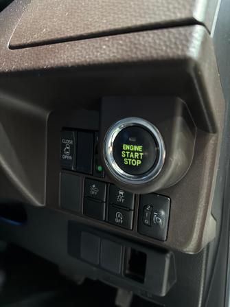 Toyota Roomy I с пробегом 2017 года, цена 959 000 рублей, 83401 км, минивэн, Автокод Объявления