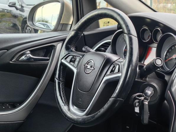 Opel Astra J Рестайлинг с пробегом 2013 года, цена 559 000 рублей, 288910 км, седан, Автокод Объявления