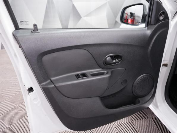 Renault Sandero II с пробегом 2015 года, цена 696 000 рублей, 181100 км, хэтчбек, Автокод Объявления