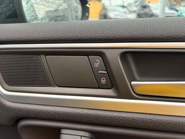 Volkswagen Touareg II с пробегом 2011 года, цена 1 695 000 рублей, 270000 км, внедорожник, Автокод Объявления