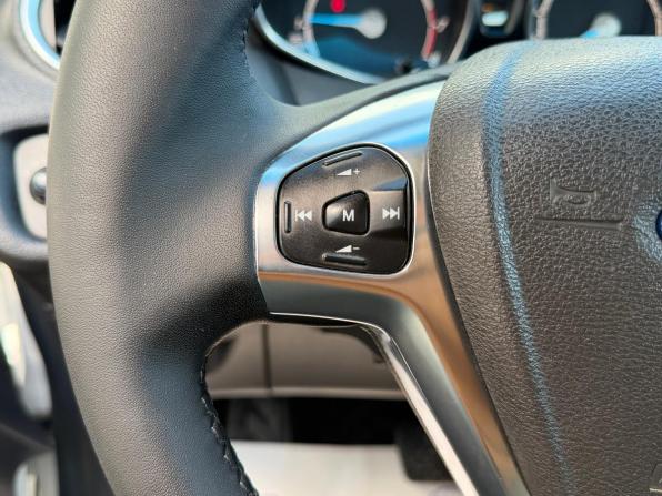 Ford Fiesta Mk6 Рестайлинг с пробегом 2015 года, цена 820 000 рублей, 137400 км, седан, Автокод Объявления