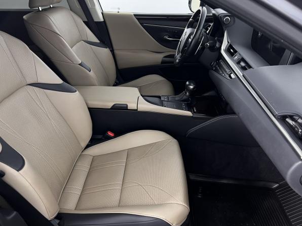 Lexus ES VII с пробегом 2018 года, цена 3 850 000 рублей, 96181 км, седан, Автокод Объявления