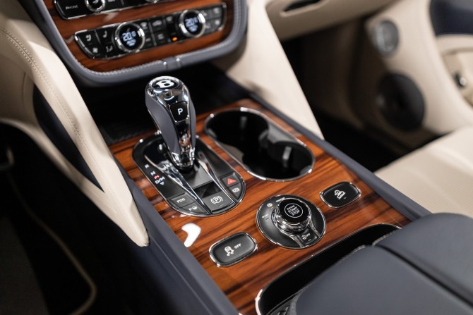 Новый Bentley Bentayga I Рестайлинг 2024 года, цена 48 860 400 рублей, внедорожник, Автокод Объявления