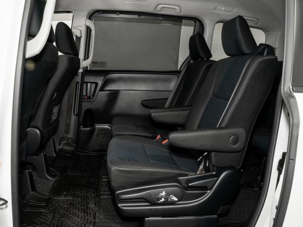 Toyota Noah III (R80) Рестайлинг с пробегом 2017 года, цена 1 950 000 рублей, 174263 км, минивэн, Автокод Объявления