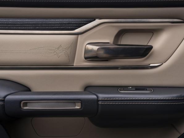 Ram 1500 V с пробегом 2018 года, цена 5 700 000 рублей, 117527 км, offers.body_type.unknown, Автокод Объявления