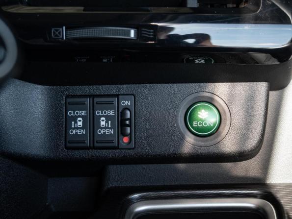 Honda Stepwgn V Рестайлинг с пробегом 2018 года, цена 2 630 000 рублей, 111081 км, минивэн, Автокод Объявления