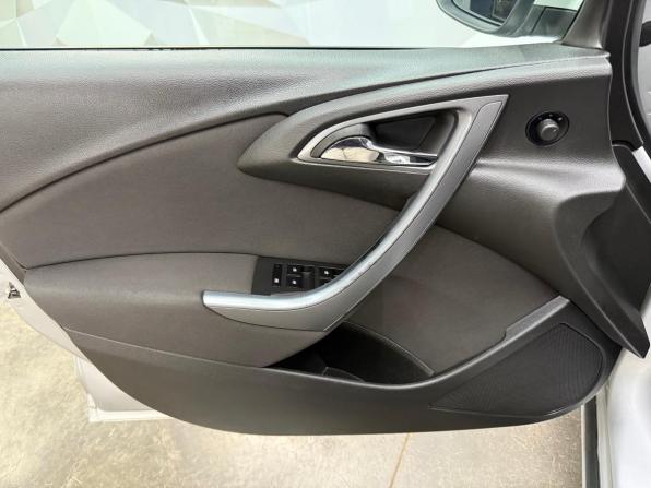 Opel Astra J Рестайлинг с пробегом 2013 года, цена 560 000 рублей, 220132 км, хэтчбек, Автокод Объявления