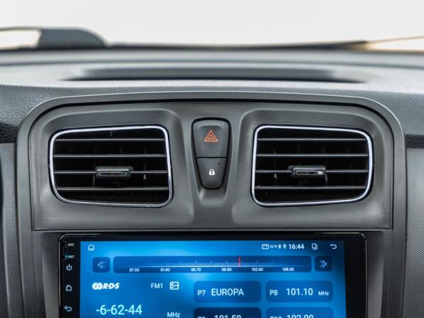 Renault Sandero II с пробегом 2015 года, цена 1 048 000 рублей, 75506 км, хэтчбек, Автокод Объявления