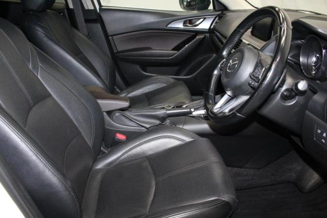 Mazda Axela III Рестайлинг с пробегом 2018 года, цена 1 250 000 рублей, 71142 км, седан, Автокод Объявления