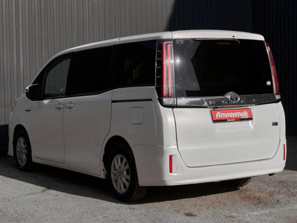 Toyota Noah III (R80) Рестайлинг с пробегом 2018 года, цена 2 370 000 рублей, 126503 км, минивэн, Автокод Объявления