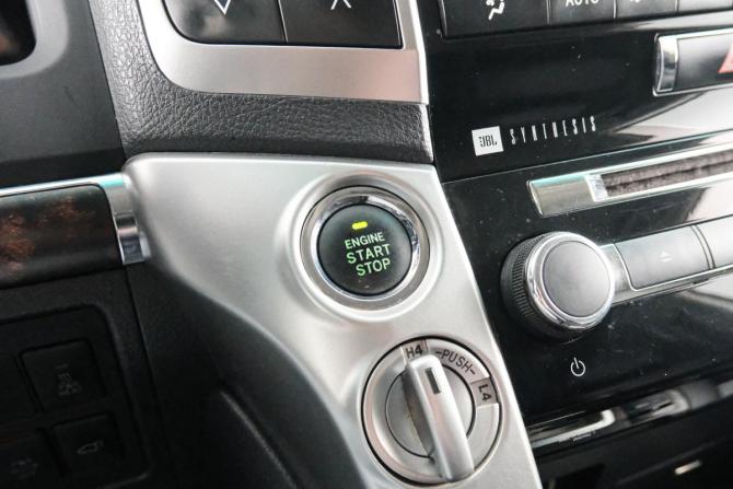 Toyota Land Cruiser 200 Series Рестайлинг 1 с пробегом 2013 года, цена 3 499 000 рублей, 317039 км, внедорожник, Автокод Объявления