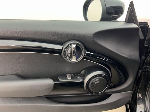 Mini Hatch III (F55/F56) Рестайлинг 2 с пробегом 2021 года, цена 2 750 000 рублей, 129600 км, хэтчбек, Автокод Объявления