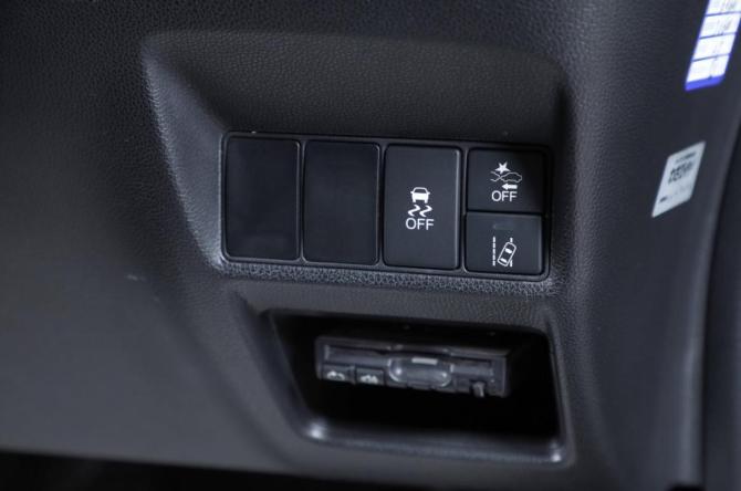 Honda Stepwgn V с пробегом 2015 года, цена 1 699 000 рублей, 130000 км, минивэн, Автокод Объявления