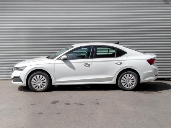 Skoda Octavia IV (A8) с пробегом 2021 года, цена 2 355 000 рублей, 43099 км, лифтбек, Автокод Объявления