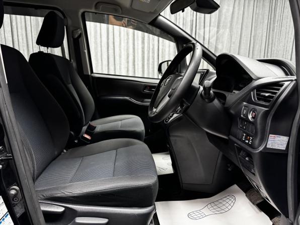 Toyota Voxy III (R80) Рестайлинг с пробегом 2018 года, цена 2 700 000 рублей, 88347 км, минивэн, Автокод Объявления