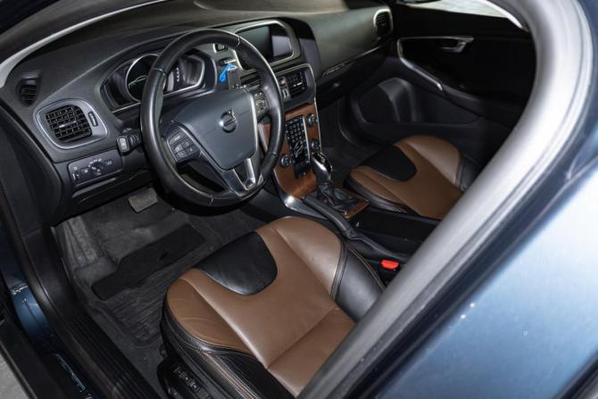 Volvo V40 Cross Country I Рестайлинг с пробегом 2019 года, цена 2 310 000 рублей, 51926 км, хэтчбек, Автокод Объявления