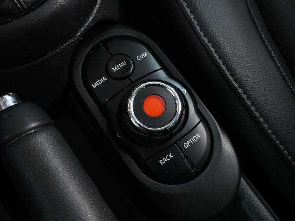 Mini Hatch III (F55/F56) Рестайлинг с пробегом 2020 года, цена 2 299 000 рублей, 61860 км, хэтчбек, Автокод Объявления