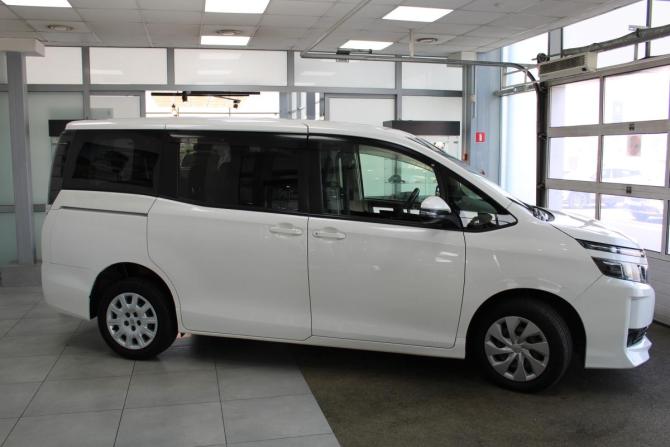 Toyota Voxy III (R80) с пробегом 2016 года, цена 2 085 000 рублей, 98976 км, минивэн, Автокод Объявления