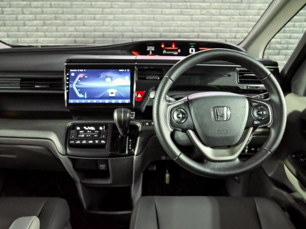 Honda Stepwgn V с пробегом 2015 года, цена 1 550 000 рублей, 305174 км, минивэн, Автокод Объявления