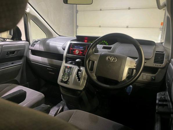 Toyota Voxy II (R70) с пробегом 2009 года, цена 1 050 000 рублей, 292029 км, минивэн, Автокод Объявления