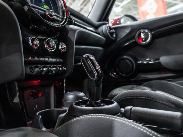 Mini Hatch III (F55/F56) Рестайлинг с пробегом 2019 года, цена 2 780 000 рублей, 54711 км, хэтчбек, Автокод Объявления