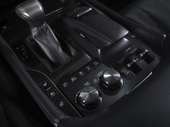 Lexus LX III Рестайлинг 2 с пробегом 2015 года, цена 5 880 000 рублей, 195403 км, внедорожник, Автокод Объявления